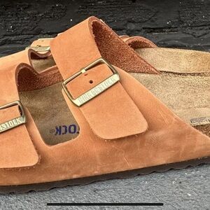 Cute Birkenstock leather Arizonas size 39 pecan soft footbed!